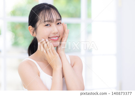 熱愛美容和護膚的女性 熱愛美容和護膚的女性 140873377
