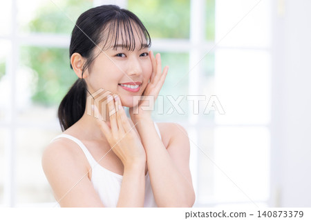 熱愛美容和護膚的女性 熱愛美容和護膚的女性 140873379