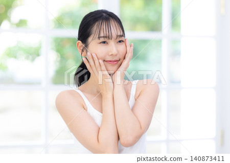 Women who are into beauty and skincare Women who are into beauty and skincare 140873411