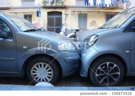 義大利那不勒斯的停車狀況 義大利那不勒斯的停車狀況 140873426