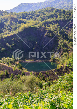 活火山的動態地形和金比羅火山口美麗的自然風光,火山口底部呈臼狀,注滿了水。 活火山的動態地形和金比羅火山口美麗的自然風光,火山口底部呈臼狀,注滿了水。 140873513