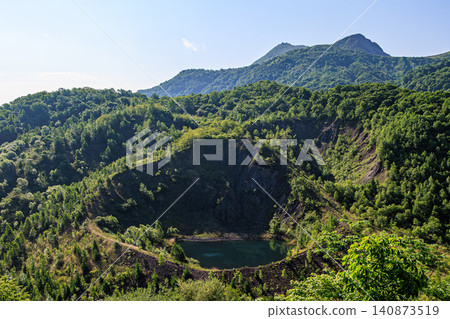 在北海道有珠山金皮拉火山口，崎嶇的山坡與美麗的翠綠色水面形成了鮮明的對比。 140873519