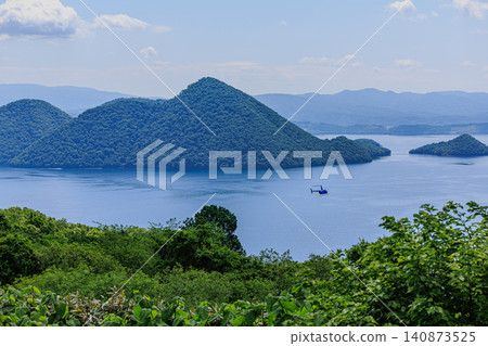 欣賞沐浴在清爽夏日陽光下的洞爺湖壯麗景色，還可以體驗從空中俯瞰湖光山色的觀光活動。 140873525
