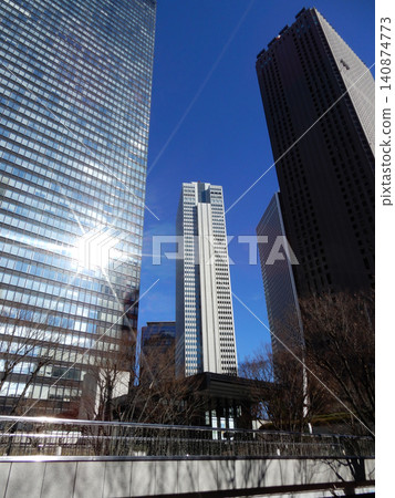 新宿西口的高樓大廈反射著陽光。 新宿西口的高樓大廈反射著陽光。 140874773