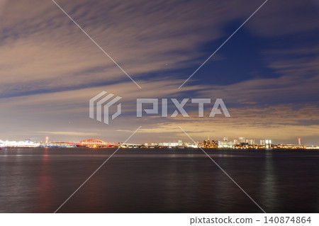 黎明前的神戶市中央區,港島和神戶大橋。 黎明前的神戶市中央區,港島和神戶大橋。 140874864