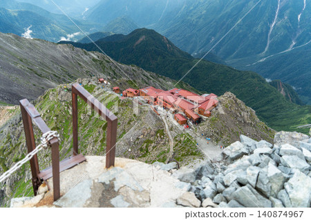 從北阿爾卑斯山的矢嶽山頂俯瞰矢嶽山屋。 從北阿爾卑斯山的矢嶽山頂俯瞰矢嶽山屋。 140874967