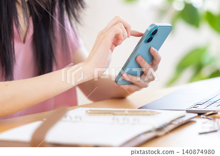 操作智能手機的女人的手 操作智能手機的女人的手 140874980