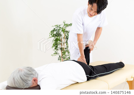 在診所進行治療的針灸師和整骨師 在診所進行治療的針灸師和整骨師 140875146