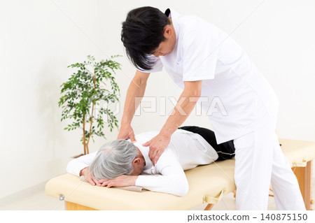 在診所進行治療的針灸師和整骨師 在診所進行治療的針灸師和整骨師 140875150