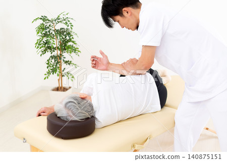 在診所進行治療的針灸師和整骨師 在診所進行治療的針灸師和整骨師 140875151