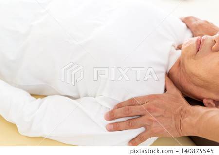在診所進行治療的針灸師和整骨師 在診所進行治療的針灸師和整骨師 140875545
