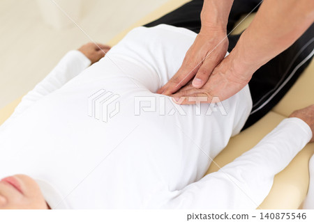 Acupuncturists and osteopaths who perform treatments at clinics Acupuncturists and osteopaths who perform treatments at clinics 140875546