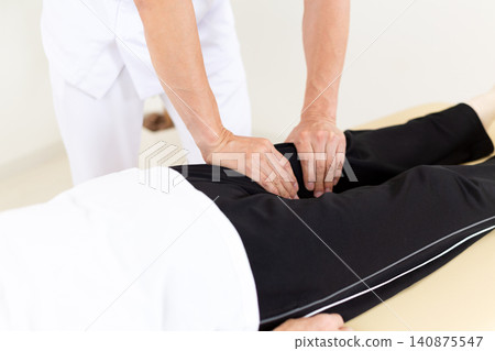 Acupuncturists and osteopaths who perform treatments at clinics Acupuncturists and osteopaths who perform treatments at clinics 140875547