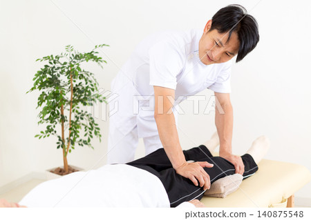在診所進行治療的針灸師和整骨師 在診所進行治療的針灸師和整骨師 140875548