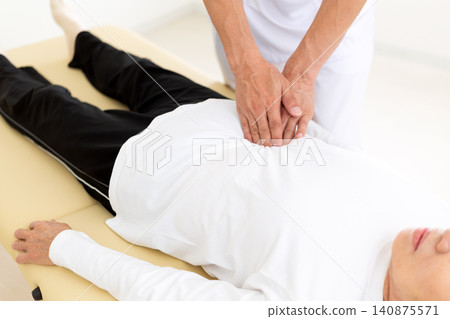 Acupuncturists and osteopaths who perform treatments at clinics Acupuncturists and osteopaths who perform treatments at clinics 140875571