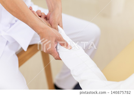 Acupuncturists and osteopaths who perform treatments at clinics Acupuncturists and osteopaths who perform treatments at clinics 140875782