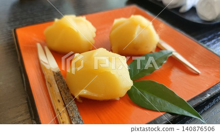 Traditional Japanese sweets that evoke images of tea time and long-established Japanese confectionery shops. 140876506