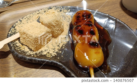 Enjoy fragrant mitarashi dango and warabi mochi with plenty of kinako at a traditional Japanese sweets shop. 140876507