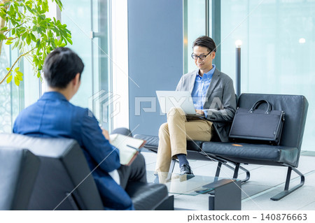 商人在大廳工作時等候 商人在大廳工作時等候 140876663