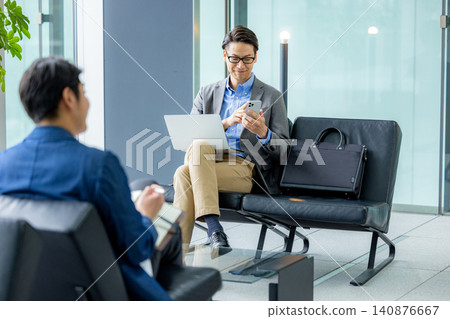 商人在大廳工作時等候 商人在大廳工作時等候 140876667