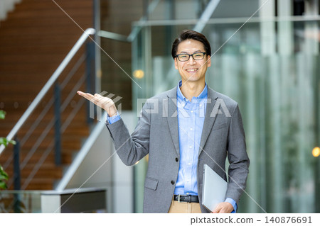 在辦公室工作的年輕人 在辦公室工作的年輕人 140876691