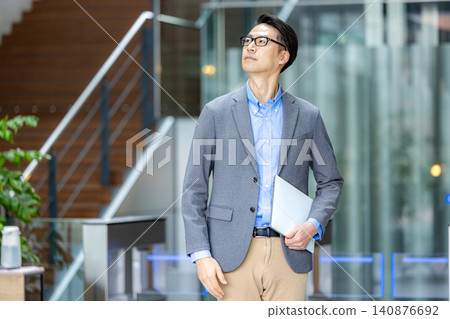 在辦公室工作的年輕人 在辦公室工作的年輕人 140876692