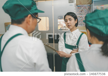 一位後勤部門的女領導向員工下達了嚴格的指示。 一位後勤部門的女領導向員工下達了嚴格的指示。 140877536