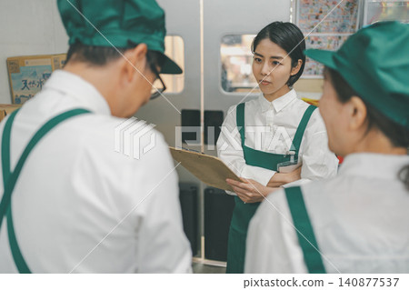 一位女領導在後面的房間主持一場嚴肅的會議。 一位女領導在後面的房間主持一場嚴肅的會議。 140877537