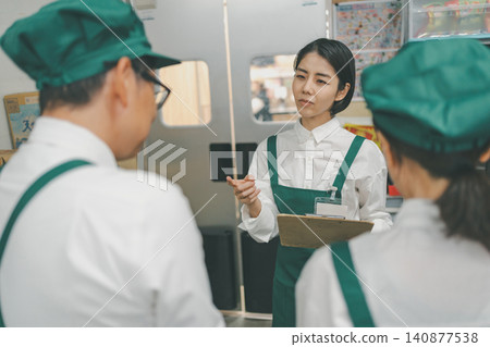 後屋裡的一位女領導指著工作人員下達指示。 後屋裡的一位女領導指著工作人員下達指示。 140877538