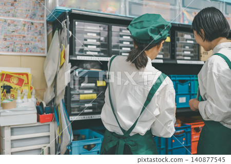 兩名女員工正在後屋整理置物架。 兩名女員工正在後屋整理置物架。 140877545