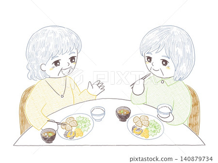 兩位老年婦女一邊外出吃午餐一邊愉快地交談。 兩位老年婦女一邊外出吃午餐一邊愉快地交談。 140879734