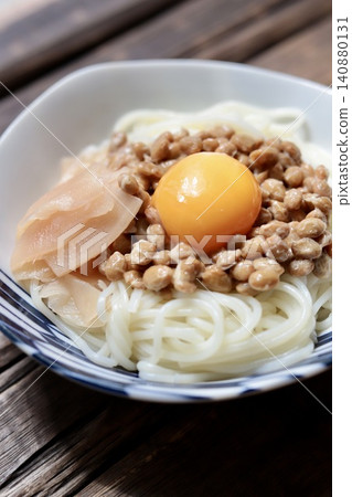 半田素麵配納豆和雞蛋,佐以自製醃漬嫩薑。 半田素麵配納豆和雞蛋,佐以自製醃漬嫩薑。 140880131