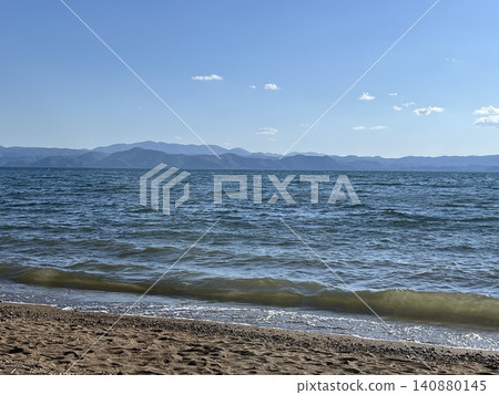 夏季的豬苗代湖湖面與沙灘 夏季的豬苗代湖湖面與沙灘 140880145