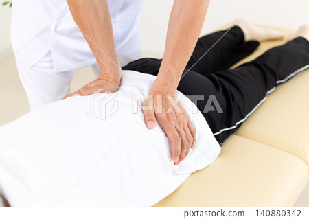 Acupuncturists and osteopaths who perform treatments at clinics 140880342