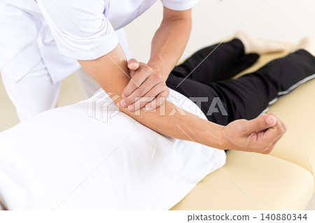 Acupuncturists and osteopaths who perform treatments at clinics Acupuncturists and osteopaths who perform treatments at clinics 140880344