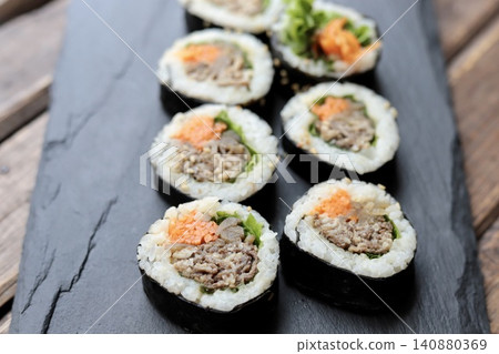 韓式紫菜捲擺放在石板上:烤肉紫菜包飯 韓式紫菜捲擺放在石板上:烤肉紫菜包飯 140880369