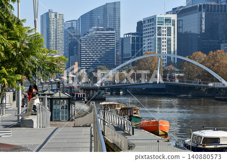 艾文沃克大橋和墨爾本市中心的摩天大樓 艾文沃克大橋和墨爾本市中心的摩天大樓 140880573