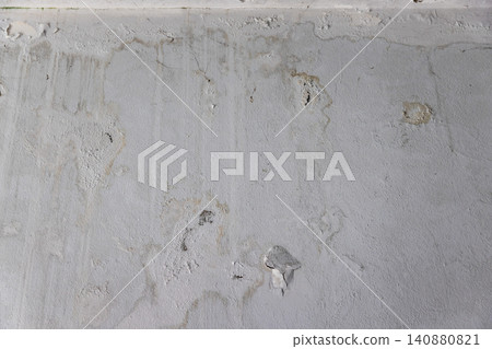 Flat Roof leak is cause to stain and blister wall of building. Flat Roof leak is cause to stain and blister wall of building. 140880821