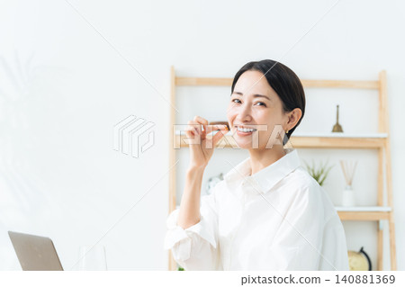 一名女性正在服用藥物。藥物包括:處方藥、保健品、非處方藥、仿製藥、維生素、感冒藥、頭痛藥、瀉藥。 一名女性正在服用藥物。藥物包括:處方藥、保健品、非處方藥、仿製藥、維生素、感冒藥、頭痛藥、瀉藥。 140881369