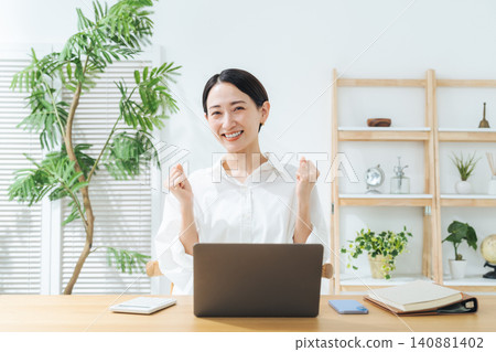 一位中年婦女在工作時做出勝利的手勢。 (關鍵字:精力、動力、自由工作、工作、通過考試、兼職、資格、挑戰) 一位中年婦女在工作時做出勝利的手勢。 (關鍵字:精力、動力、自由工作、工作、通過考試、兼職、資格、挑戰) 140881402