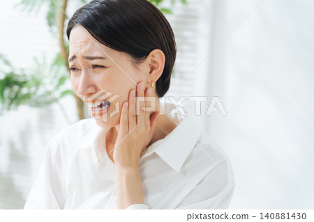 一位中年女性後牙疼痛。 (關鍵字:蛀牙、智齒、牙科、牙齒護理、牙齒問題、牙齒敏感、牙周炎、牙齦炎、顳顎關節障礙) 一位中年女性後牙疼痛。 (關鍵字:蛀牙、智齒、牙科、牙齒護理、牙齒問題、牙齒敏感、牙周炎、牙齦炎、顳顎關節障礙) 140881430