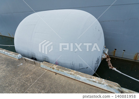 Maizuru City, Kyoto Prefecture: Pneumatic fenders to prevent ships from contacting the quay. Maizuru City, Kyoto Prefecture: Pneumatic fenders to prevent ships from contacting the quay. 140881958