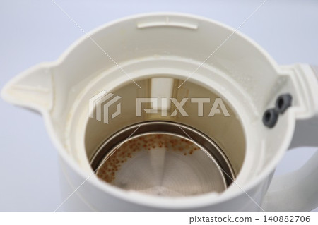 電水壺上的污垢 140882706
