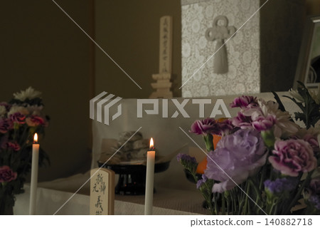 放置在佛教祭壇上的骨灰盒。 放置在佛教祭壇上的骨灰盒。 140882718