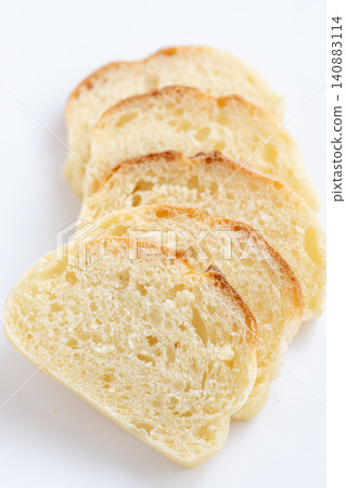 Slice and arrange the homemade baguette 01 Slice and arrange the homemade baguette 01 140883114