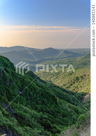 從奧羅弗雷山口可以欣賞到支笏洞爺國立公園壯麗的自然景觀和深邃翠綠的山谷的全景。 從奧羅弗雷山口可以欣賞到支笏洞爺國立公園壯麗的自然景觀和深邃翠綠的山谷的全景。 140883141
