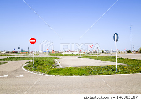 Autodrome. A platform for learning to lift a car Autodrome. A platform for learning to lift a car 140883187