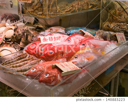 魚在海鮮市場排隊 魚在海鮮市場排隊 140883223