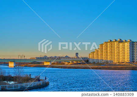 A winter evening view from Shukugawara, Tama Ward, Kawasaki City, towards the Odakyu Tamagawa Bridge (Tamagawa River, Komae City, Tamagawa Ground, anglers, etc.) A winter evening view from Shukugawara, Tama Ward, Kawasaki City, towards the Odakyu Tamagawa Bridge (Tamagawa River, Komae City, Tamagawa Ground, anglers, etc.) 140883309