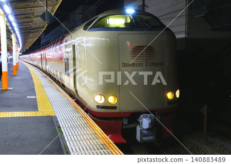 Heading to Atami Station late at night... [Sunrise Izumo/Sunrise Seto sleeper trains] 285 series 140883489